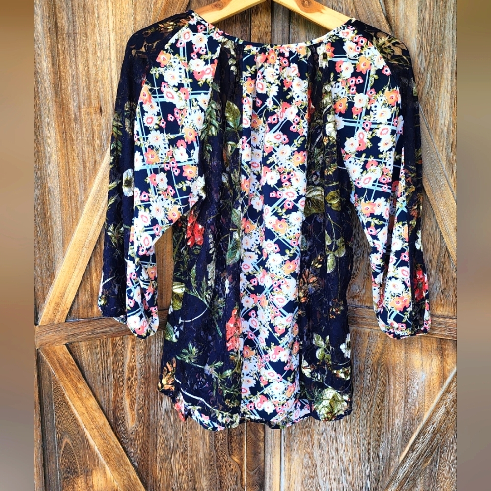 Fig And Flower Ladies Floral Blouse - Picture 4 of 5